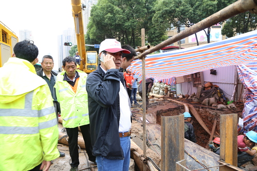 施工現(xiàn)場納常務(wù)副總沉著指揮 施工現(xiàn)場納常務(wù)副總沉著指揮